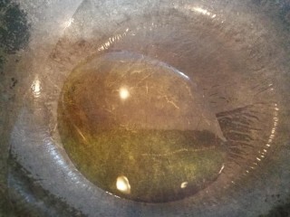 7、酸辣土豆丝,锅里添油烧热，