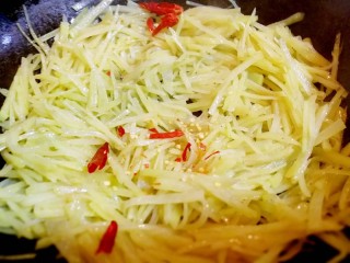 9、酸辣土豆丝,接着用手将朵椒捏碎放入，