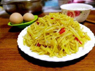 14、酸辣土豆丝,盛入盘中，酸辣适中，家常小菜，家的味道。