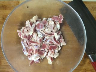 4、酸辣鸡胗,泡好的鸡胗,洗净切片