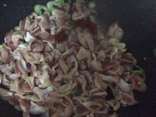 6、酸辣鸡胗,鸡胗倒入,爆炒