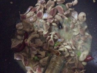 7、酸辣鸡胗,加料酒2勺,蚝油1勺,生抽1勺,糖半勺,继续爆炒