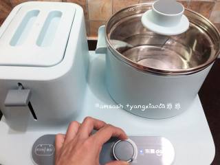 5、鸡蛋面,早餐机，煮锅中加入适量的水，把火力调至最大盖上盖子把水烧开