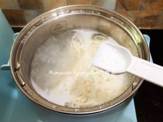 7、鸡蛋面,加入少许盐