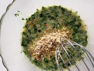 4、健康低卡餐-菠菜早餐面包,最后加入坚果，适当的盐、黑胡椒搅拌均匀