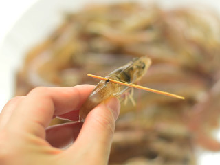2、盐水虾,用牙签从虾背的第二关节挑出虾线