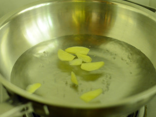 4、盐水虾,锅里烧开水，放入姜片