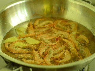 6、盐水虾,接着放入虾