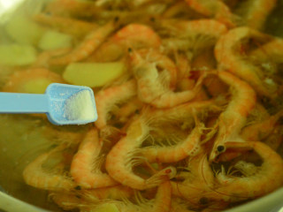 7、盐水虾,调入盐