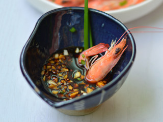 11、盐水虾,煮好的虾剥去壳，蘸着酱汁吃即可