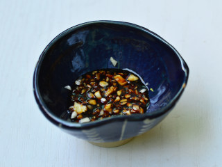 10、盐水虾,倒入生抽，调成酱汁