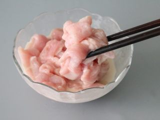 7、水煮肉片,搅拌均匀，腌制15分钟。