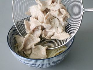 9、水煮肉片,捞出的肉，放入铺好豆芽的碗中备用。