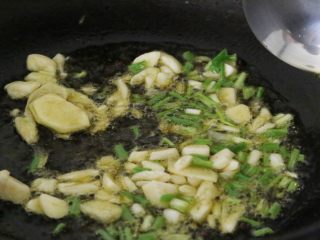 12、水煮肉片,锅中放油，放入葱姜蒜煸炒。