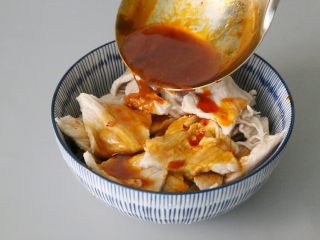 15、水煮肉片,汤汁放入放好肉的碗中。