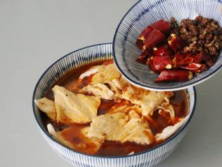 16、水煮肉片,放入干辣椒、花椒。