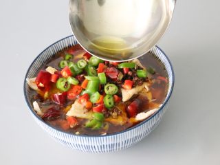 17、水煮肉片,放入小米辣椒，烧一锅油，至冒烟后，淋入辣椒、花椒上。