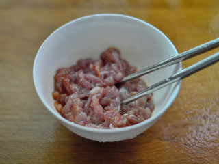 1、干煸菜花,放入碗中，调入少许酱油、淀粉、料酒，拌匀腌制一会