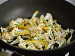 6、干煸菜花,一直炒至菜花发软