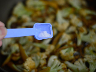 9、干煸菜花,调入少许的盐