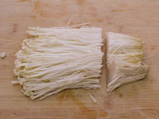 2、金针菇培根卷,金针菇洗净，轻捏去掉些水分。去蒂。