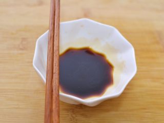 9、金针菇培根卷,生抽和耗油调成酱汁。