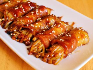 15、金针菇培根卷,撒上芝麻即可。