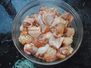 5、辣子鸡,抓匀腌制20分钟