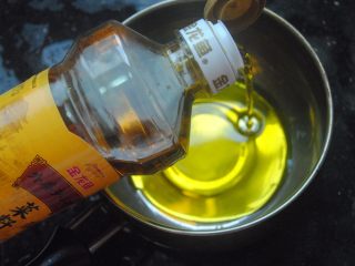 6、辣子鸡,金龙鱼菜籽油倒入奶锅内