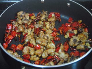 12、辣子鸡,倒入鸡块翻炒均匀即可出锅