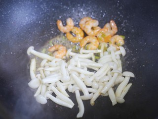 8、秋葵虾仁菌菇汤,加入白玉菇。