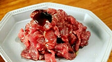 3、葱爆牛肉,将切好的牛肉中放入胡椒粉，3勺生抽，一勺耗油，半勺老抽，半勺糖，适量盐和料酒，搅拌均匀，腌一会备用。