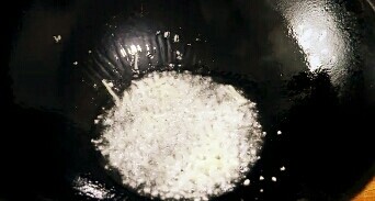 9、葱爆牛肉,锅内加一点油，下葱姜爆香。