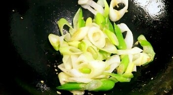 11、葱爆牛肉,等把葱炒软了，倒入炒好的牛肉片。