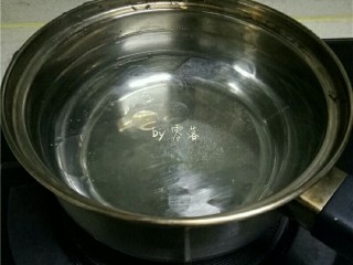 3、香锅炒面,煮锅里倒入适量清水，放入适量盐，油烧开；