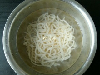 5、香锅炒面,面条捞出，用凉白开浸泡；