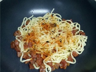 11、香锅炒面,迅速用筷子拨炒开，调入适量干锅调料；