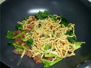 12、香锅炒面,继续拨炒，放入菠菜炒匀；