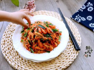 11、独家韭菜炒河虾,瞧这一只抢食的小手,满满的爱与童趣。春天是孩子长个子的季节,别忘了给孩子做一道色香味俱全的【韭菜炒河虾】。