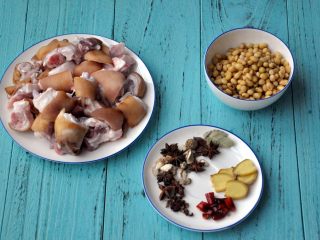 1、黄豆烧猪蹄,准备材料，猪蹄洗净，砍成小块，黄豆提前侵泡2小时.