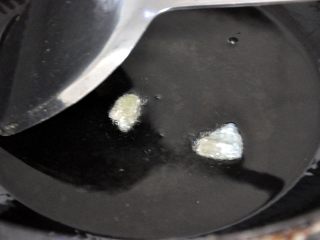 2、黄豆烧猪蹄,加入2块黄冰糖，小火炒出糖色。