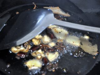 3、黄豆烧猪蹄,倒入香料和干辣椒段，翻炒几下。