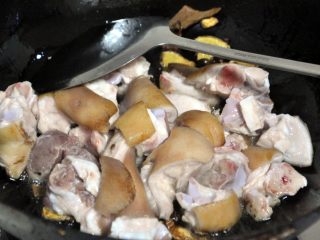 4、黄豆烧猪蹄,倒入猪蹄，使其翻炒上色。