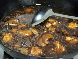 6、黄豆烧猪蹄,加水没过猪蹄。