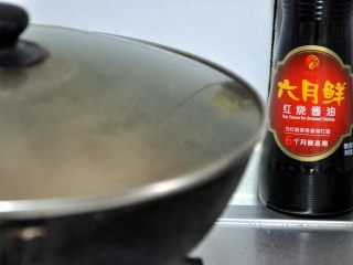 8、黄豆烧猪蹄,盖上锅盖小火慢炖，中途根据情况加一次水，避免糊锅。整个过程大约一个半小时。