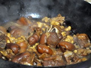 9、黄豆烧猪蹄,当猪蹄焖至软烂时，加1勺鸡精，大火收至汤汁浓稠即可出锅。