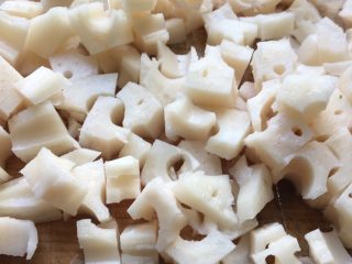 3、糖醋藕丁,切成丁