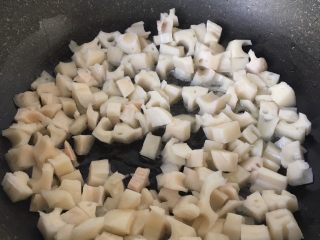 5、糖醋藕丁,热锅下入藕丁，翻炒至有藕香味