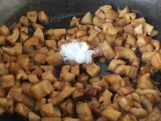 7、糖醋藕丁,翻炒均匀后加入糖翻炒