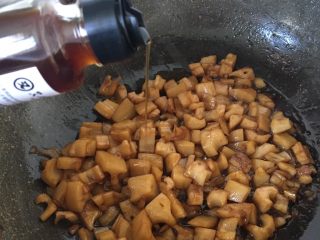 10、糖醋藕丁,关火放一汤匙醋